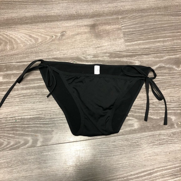 Black bikini (to and bottom) - Picture 2 of 2